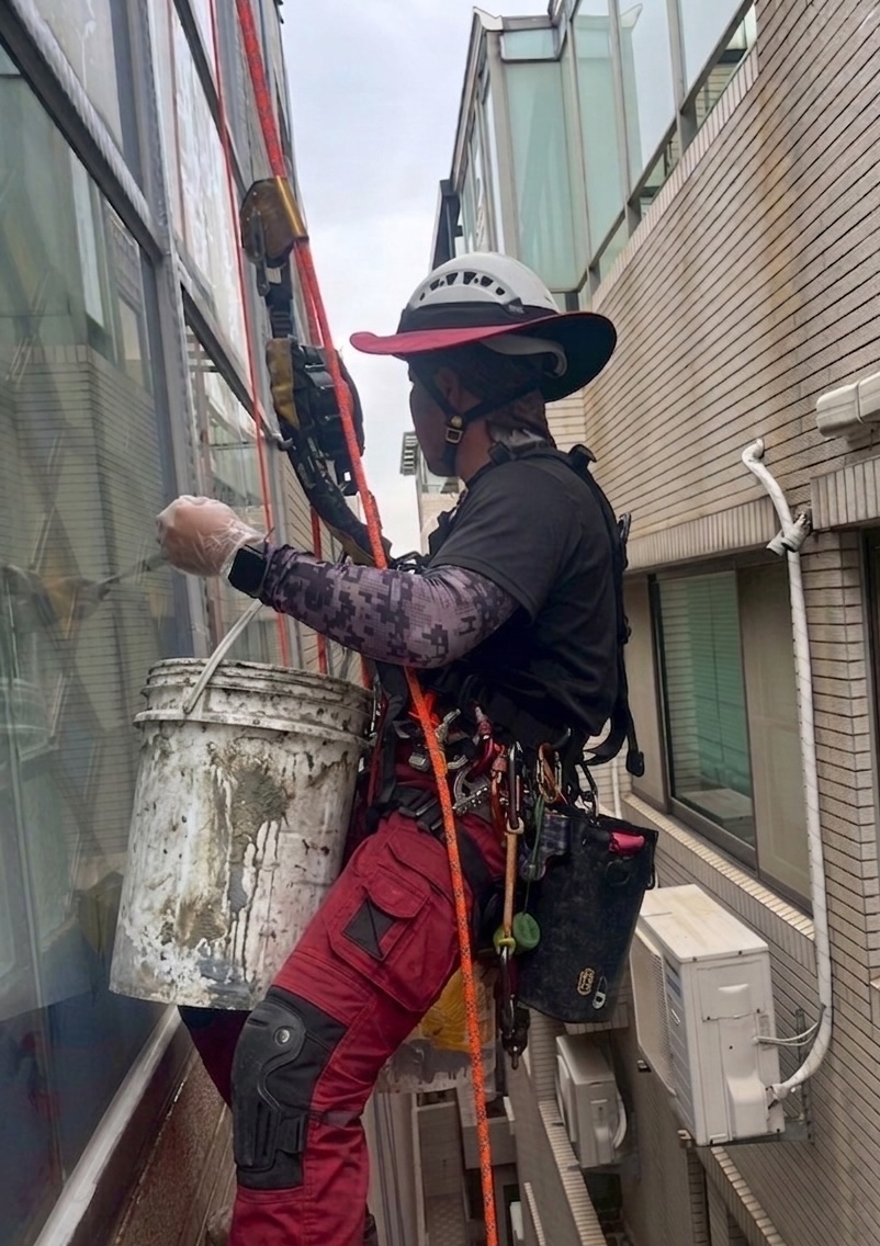 老屋高空外牆狹窄天井施作近景